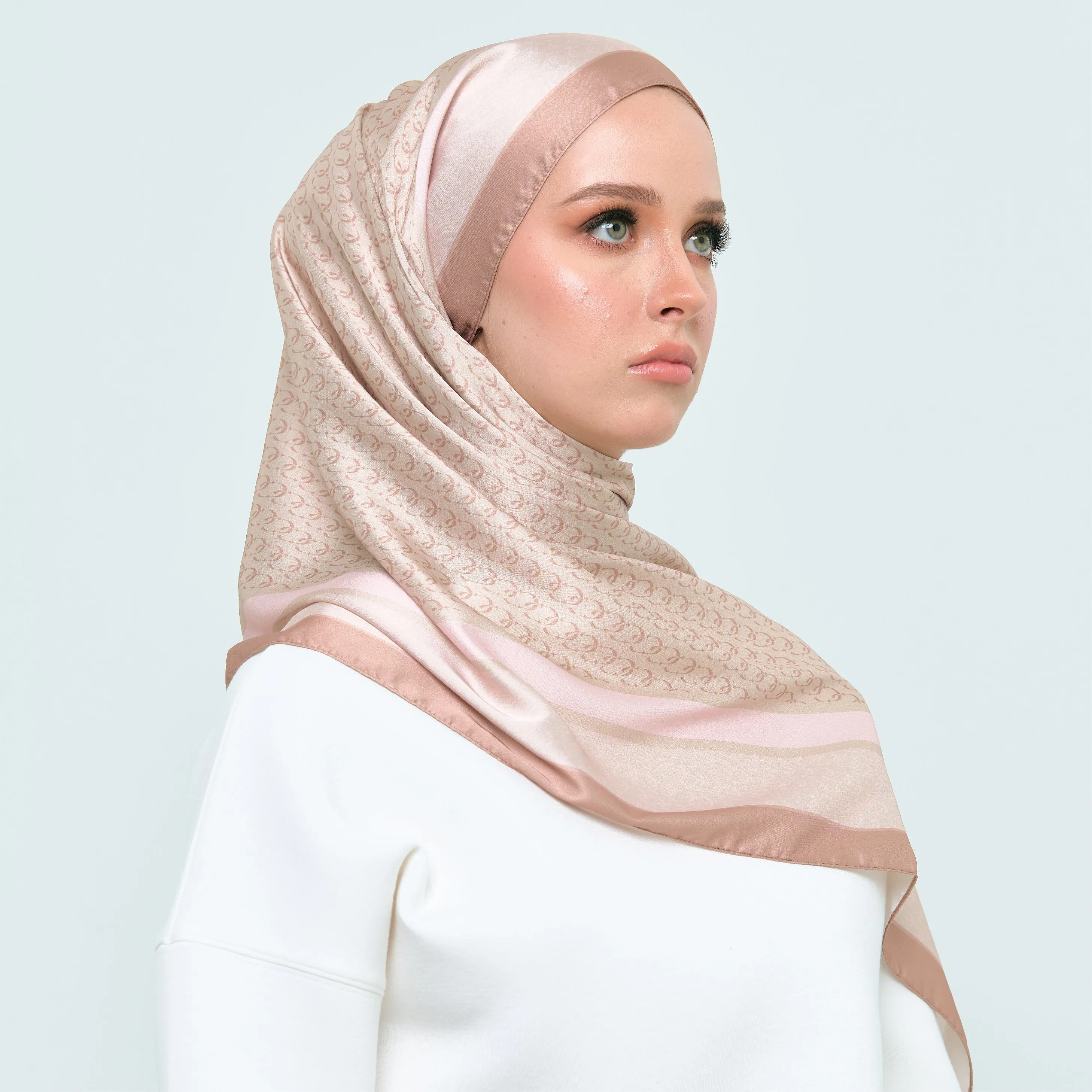 CLUBHOUSE SCARVES (SQUARE) IN CREAM